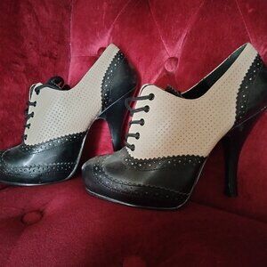 Stilleto laced pumps